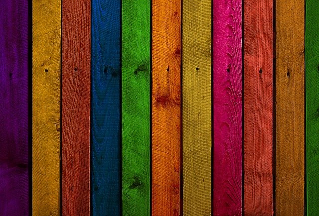 barevné dřevo