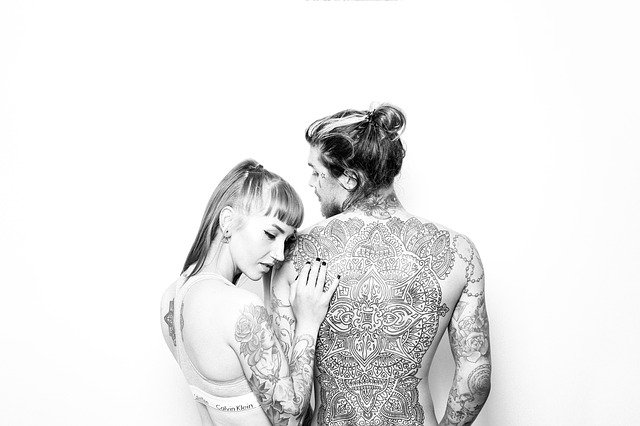 Muž a žena, mladý pár, tetovanie.jpg