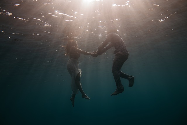 Muž a žena, vo vode, hĺbka, láska.jpg